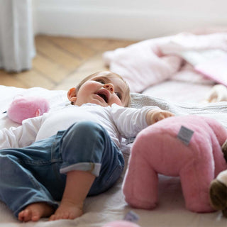 Les peluches d’éveil : Un concentré de stimulation pour bébé !
