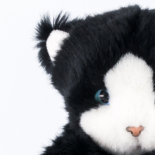 Zoom oeil et oreille de chat en peluche noir et blanc, La Pelucherie