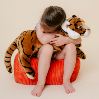 Enfant avec peluche tigre réaliste, La Pelucherie