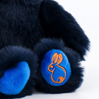 Détail peluche ours bleu