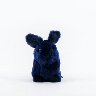 Léon le lapin peluche cousue main, vue de face , La Pelucherie