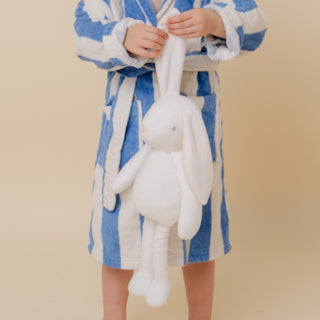 Enfant jouant avec un lapin blanc, longues oreilles, douceur, réaliste, made in Italy, La Pelucherie