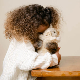 Enfant câlinant une peluche marmotte, cousu main, conçu en France, La Pelucherie
