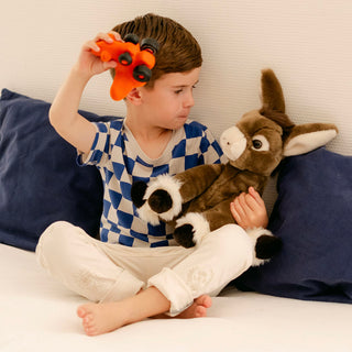 Enfant avec peluche âne, cousu main, La Pelucherie