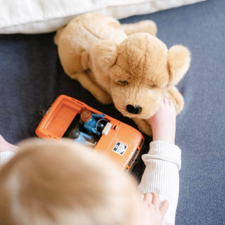 Enfant jouant avec une peluche chien, lavable en machine, made in Italy, La Pelucherie