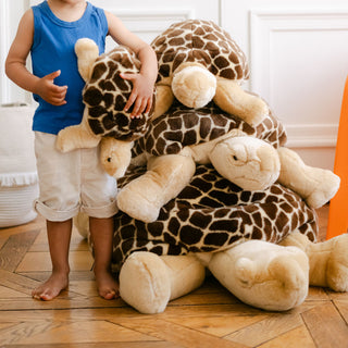 Enfant avec famille peluche tortue, La Pelucherie, jouet pour enfant fabrication artisanale