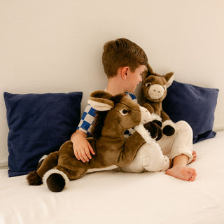 Enfant avec peluche âne, cousu main, La Pelucherie