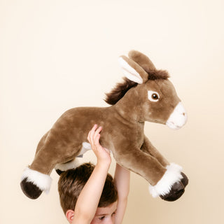 Enfant avec peluche âne, cousu main, La Pelucherie