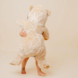 Enfant avec peluche ours réaliste, La Pelucherie