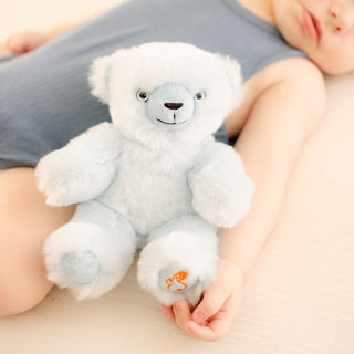 Bébé qui dort avec peluche ourson ciel, peluche réaliste, La Pelucherie