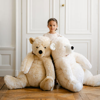 Enfant avec maxi peluche ours, cousu main, La Pelucherie