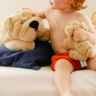 Bébé avec peluche chien, cousu main, La Pelucherie