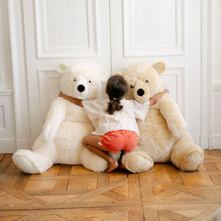 Enfant avec maxi peluche ours, cousu main, La Pelucherie