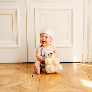 Bébé avec mini peluche ours réaliste, La Pelucherie