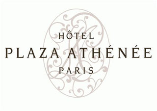 Hôtel Plaza Athénée peluches personnalisées fabriquées par La Pelucherie pour les enfants de l’hôtel
