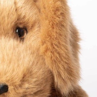 Profil détaillé d'un chien en peluche, focus sur l'oreille et l'œil, luxe, marque française, La Pelucherie