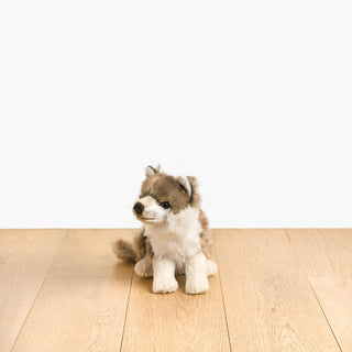Peluche loup assis, vue de face, cousu main, conçu en France, La Pelucherie