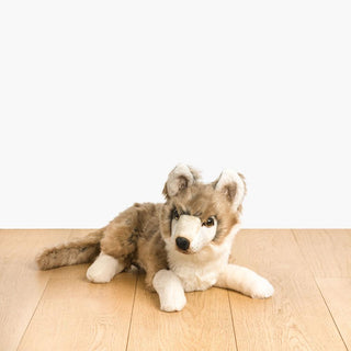 Peluche loup allongée, vue de face, luxe, boutique France, La Pelucherie