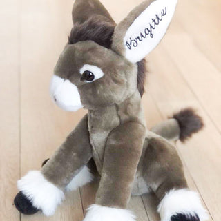 Broderie sur l'oreille de ma peluche Ane Gaston, La Pelucherie