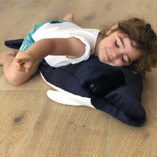 Enfant faisant un câlin à un grand Dauphin, peluche animal de la mer, savoir-faire, magasin peluche, La Pelucherie