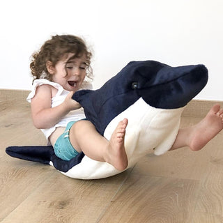 Enfant chevauchant un grand dauphin en peluche, réaliste, conçu en France, La Pelucherie