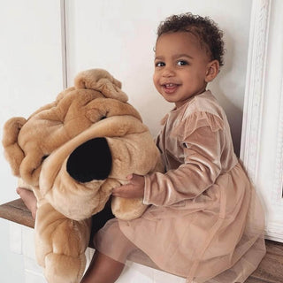 Petite fille avec chien en peluche, cousu main, La Pelucherie