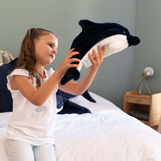 Enfant jouant avec un doudou Dauphin, luxe, boutique France, La Pelucherie