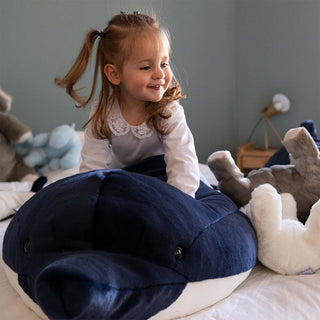 Enfant jouant avec une peluche de la mer géante, réaliste, conçu en France, La Pelucherie