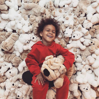 Enfant avec peluche chien réaliste, La Pelucherie, marque française