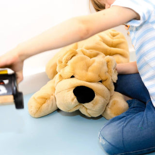 Peluche chien avec enfant, marque française, La Pelucherie