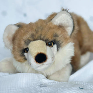 Doudou loup allongé, vue de près, savoir-faire, conçu en France, La Pelucherie