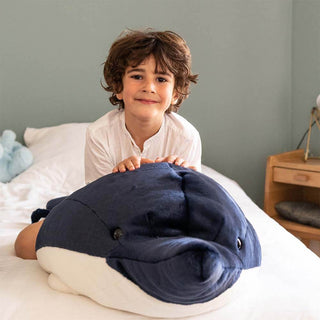 Enfant sur une grande peluche décorative dauphin, haut de gamme, fabriqué en Italie, La Pelucherie