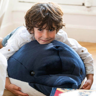 Enfant câlinant une peluche marine géante, garantie à vie, made in Italy, La Pelucherie