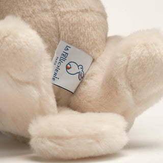 Détail d'une étiquette, animal en peluche, lavable en machine, marque française, La Pelucherie