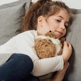 Enfant câlinant une peluche hérisson, haut de gamme, fabriqué en Italie, La Pelucherie