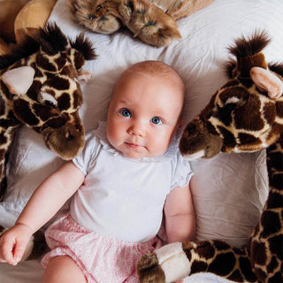 Bébé espiègle et girafes, La Pelucherie