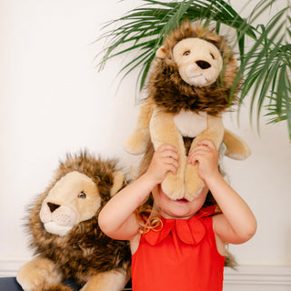 Enfant avec peluche lion réaliste, La Pelucherie