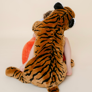 Enfant avec grande peluche tigre réaliste, La Pelucherie