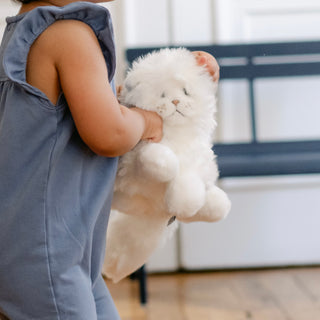 Enfant avec peluche chat, cousu main, La Pelucherie