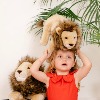 Enfant avec peluche lion, cousu main, La Pelucherie