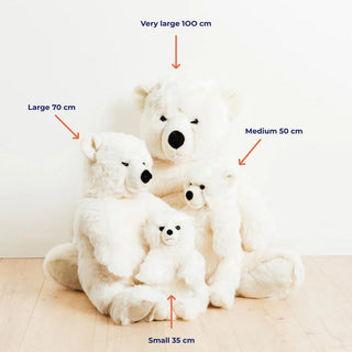 La famille d’ours Jules Blanc, composée de quatre ours blancs : un très grand (100 cm), un grand (70 cm), un moyen (50 cm) et un petit (35 cm).