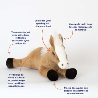Ma peluche cheval Henri de La Pelucherie. Un cheval en peluche marron, cousu à la main dans l’atelier de la marque, avec des yeux choisis spécifiquement, un corps modelé et rembourré à la main avec des fibres non allergènes, un tissu doux lavable à 30°, et des pièces de fourrure découpées et assemblées manuellement.
