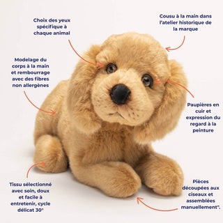 Ma peluche cocker Théo de La Pelucherie. Un cocker en peluche beige, cousu à la main dans l’atelier de la marque, avec des yeux choisis spécifiquement, un corps modelé et rembourré à la main avec des fibres non allergènes, un tissu doux lavable à 30°, et des pièces de fourrure découpées et assemblées manuellement.