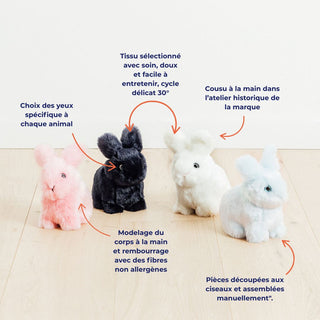 Ma peluche Lapin Léon de La Pelucherie. Quatre lapins en peluche, chacun d’une couleur différente : rose, blanc, bleu ciel et bleu marine. Ils sont cousus à la main dans l’atelier de la marque, avec des yeux choisis spécifiquement, un corps modelé et rembourré à la main avec des fibres non allergènes, un tissu doux lavable à 30°, et des pièces de fourrure découpées et assemblées manuellement.