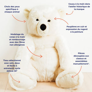 Ma peluche Ours Jules de La Pelucherie. Un grand ours en peluche couleur blanc, cousu à la main, avec des yeux choisi spécifiquement, des paupières en cuir et expression du regard à la peinture, un corps modelé et rembourré à la main avec des fibres non allergènes, un tissu doux lavable à 30°, et des pièces de fourrure découpées et assemblées manuellement.