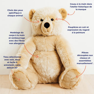 Ma peluche Ours Jules de La Pelucherie. Un grand ours en peluche couleur miel, cousu à la main, avec des yeux choisi spécifiquement, des paupières en cuir et expression du regard à la peinture, un corps modelé et rembourré à la main avec des fibres non allergènes, un tissu doux lavable à 30°, et des pièces de fourrure découpées et assemblées manuellement.
