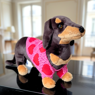 Peluche de qualite chien Teckel Eugene collection ptit coeur avec bandana coeur rose et rouge