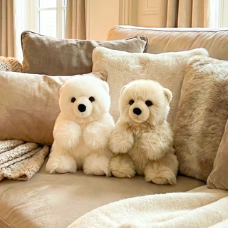 Belle peluche cousu main ours Jules petit taille (20cm) lifestyle