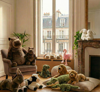 mise en scène des peluches de la collection Plush Friday, dans un appartement parisien style luxueux