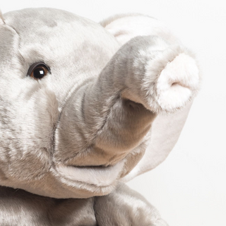 Adorable peluche éléphant, zoom sur la trompe et les yeux, garantie à vie, fabriqué en Italie, La Pelucherie